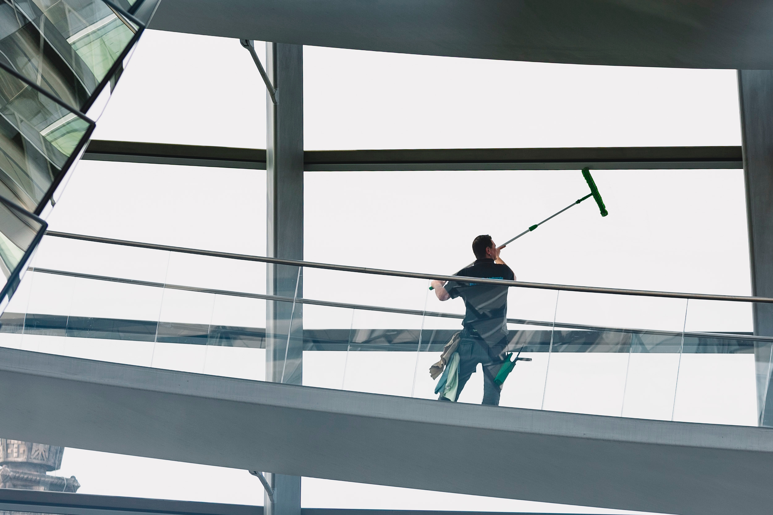 reinigungskraft mit arbeitsmitteln putzt